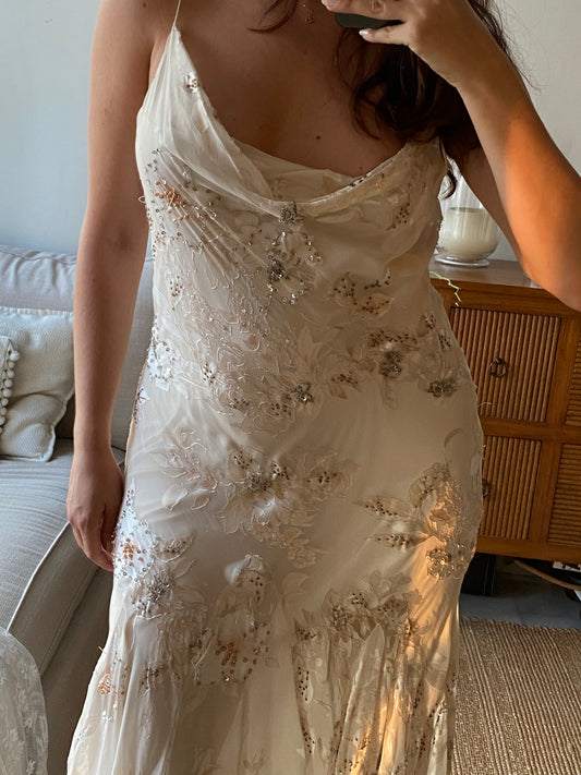 Slip dress con estampado floral, volantes y detalles de pedrería