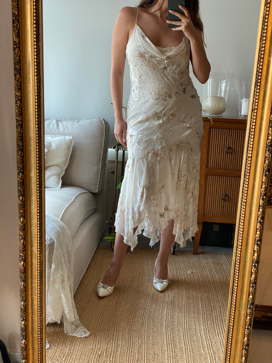 Slip dress con estampado floral, volantes y detalles de pedrería
